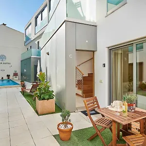 Stylish Townhouse In Centre, Shared Pool Holiday home